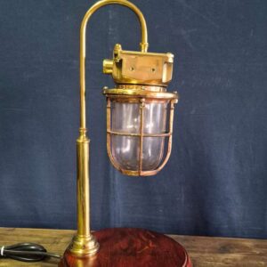 Kafesli Koridor Aydınlatma Lambasından Masaüstü Lamba