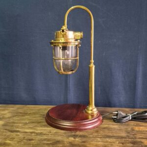 Kafesli Koridor Lambasından Masaüstü Lamba