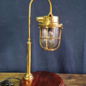 Kafesli Koridor Lambasından Masaüstü Lamba