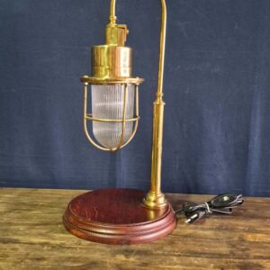 Kafesli Koridor Lambasından Masaüstü Lamba