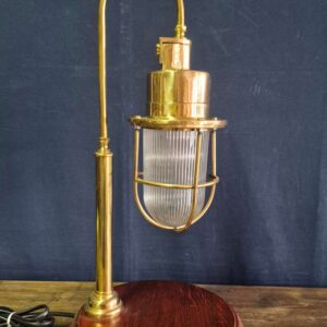 Kafesli Koridor Lambasından Masaüstü Lamba